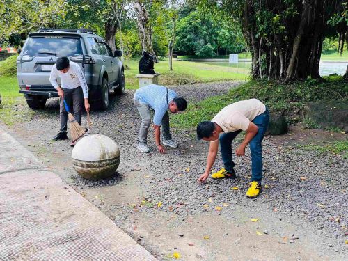Tindaklanjuti Arahan Presiden, Sat Intelkam Polres Tulang Bawang Barat Bersihkan Lingkungan Tempat Wisata Islamic Centerp