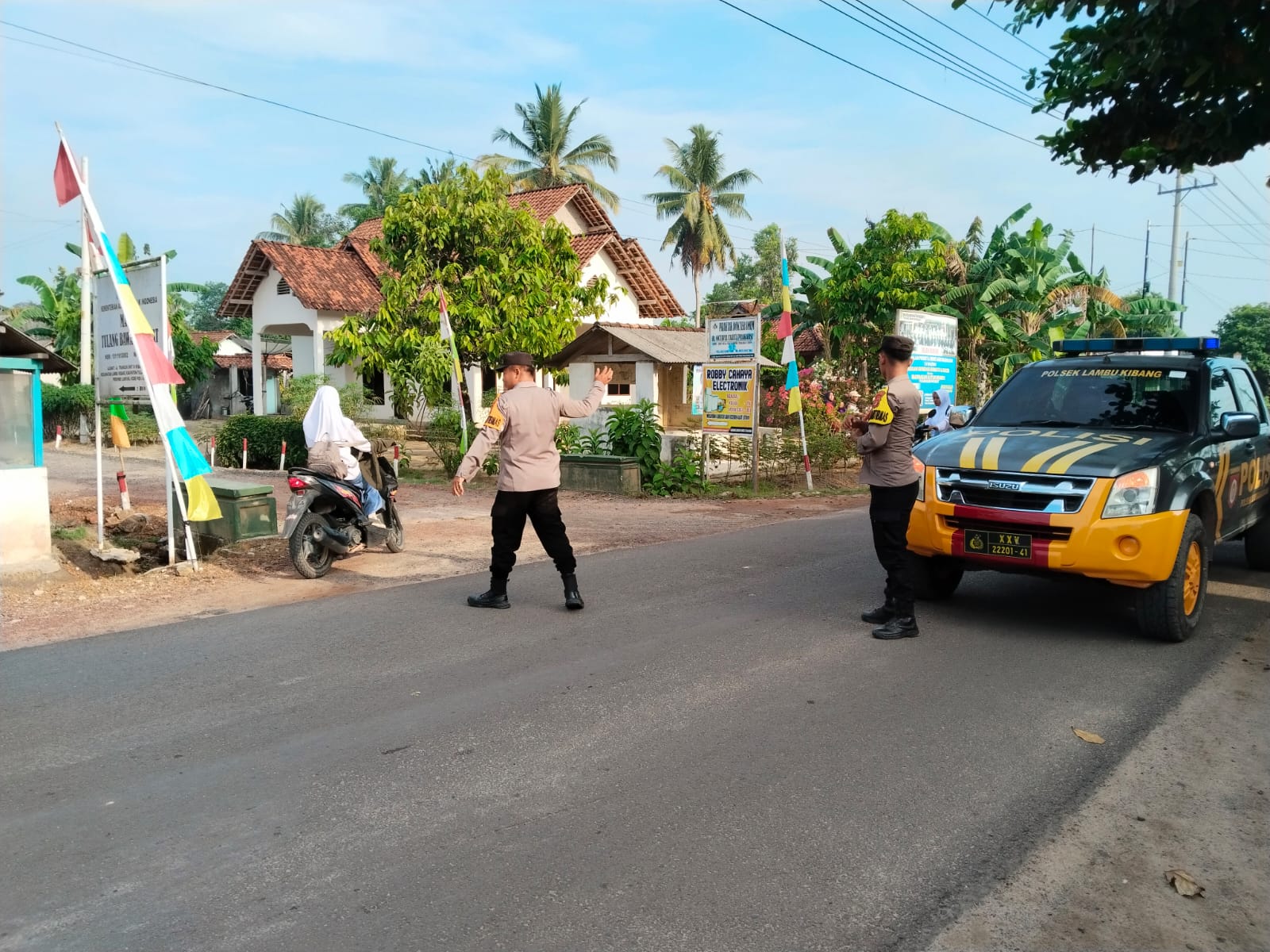 Personel Polsek Lambu Kibang Gelar Patroli Rawan Pagi di Jalan Tiyuh Kibang Budi Jaya